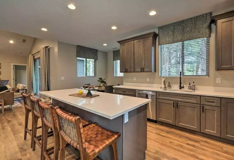 Lavish National Forest Retreat W/ Hot Tub + Views!