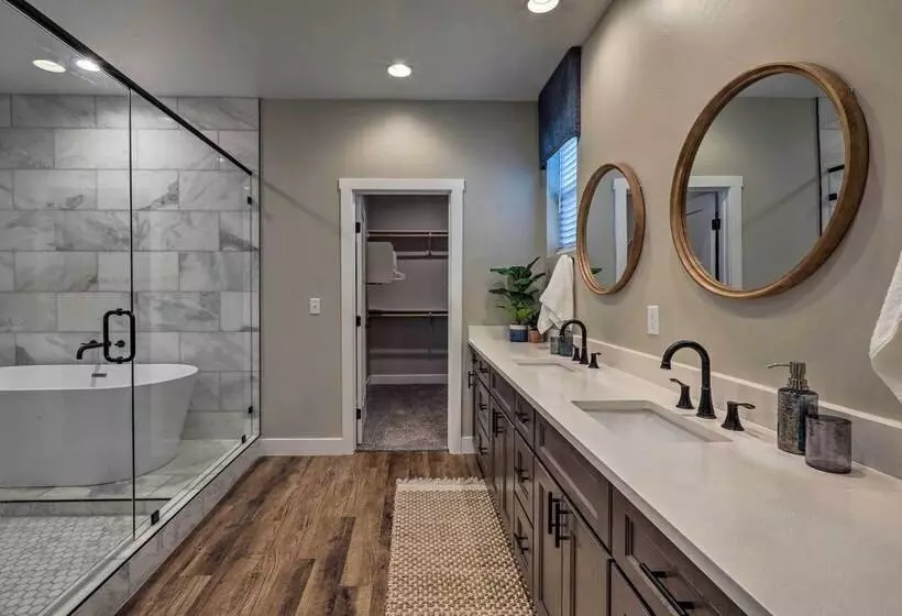 Lavish National Forest Retreat W/ Hot Tub + Views!