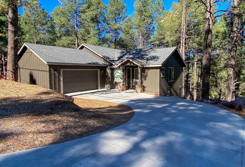 Lavish National Forest Retreat W/ Hot Tub + Views!