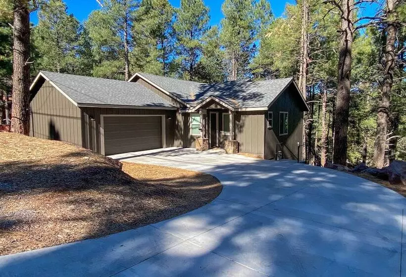 Lavish National Forest Retreat W/ Hot Tub + Views!
