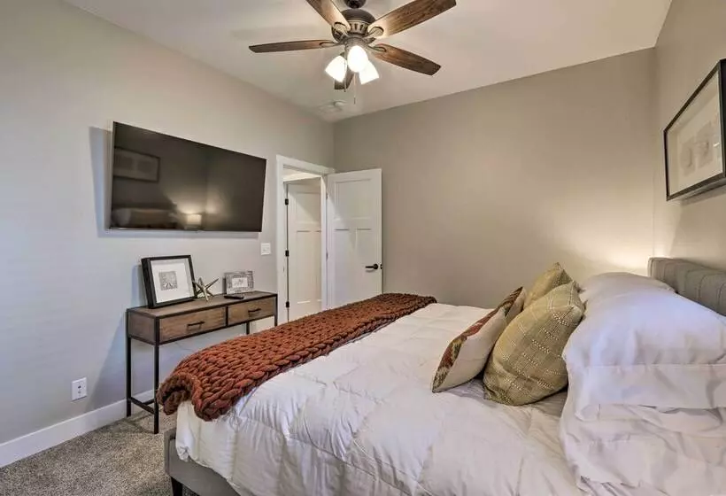 Lavish National Forest Retreat W/ Hot Tub + Views!