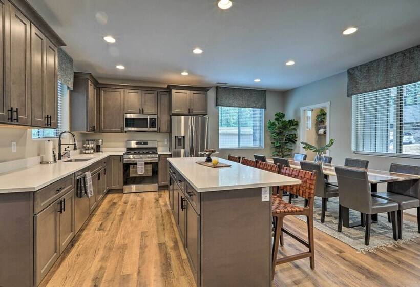 Lavish National Forest Retreat W/ Hot Tub + Views!