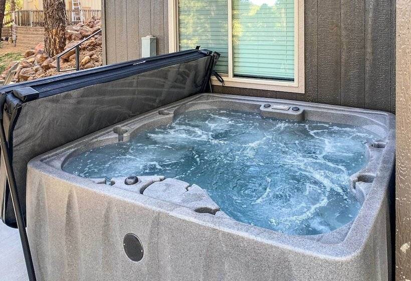 Lavish National Forest Retreat W/ Hot Tub + Views!