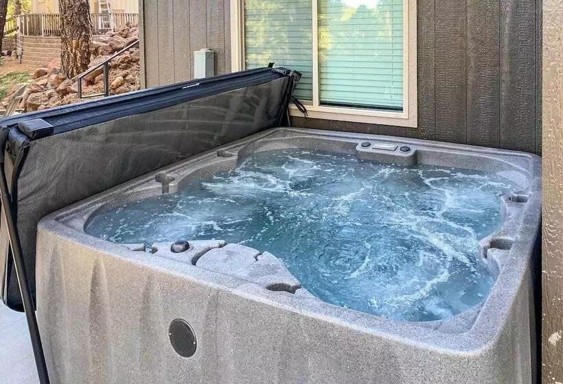 Lavish National Forest Retreat W/ Hot Tub + Views!