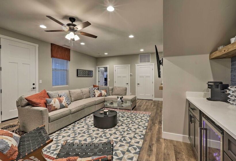 Lavish National Forest Retreat W/ Hot Tub + Views!