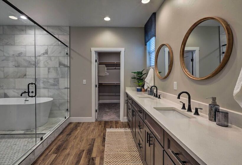 Lavish National Forest Retreat W/ Hot Tub + Views!