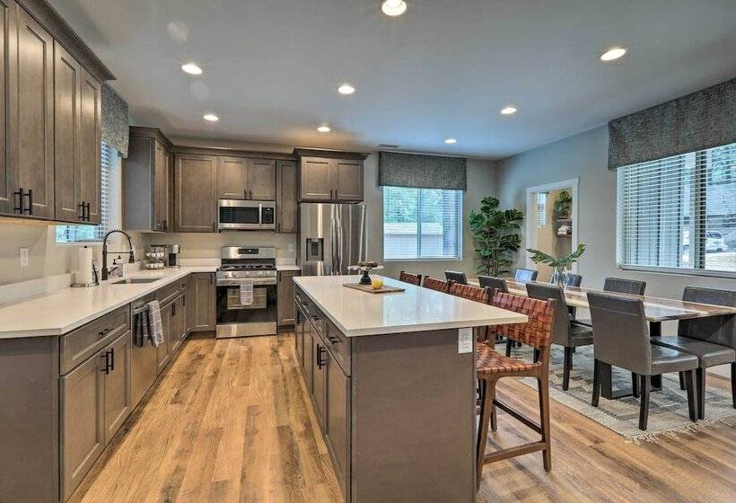 Lavish National Forest Retreat W/ Hot Tub + Views!