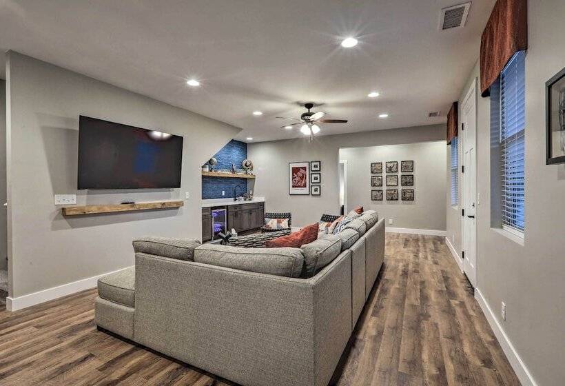 Lavish National Forest Retreat W/ Hot Tub + Views!