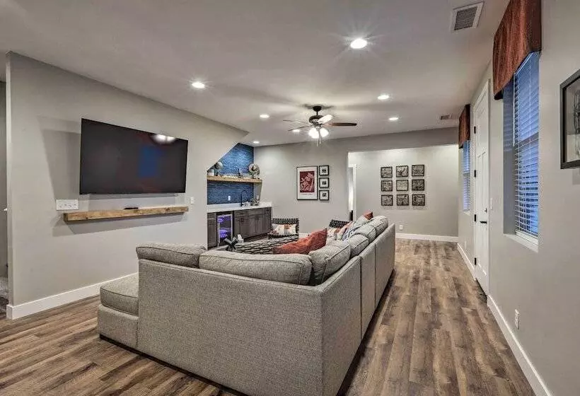 Lavish National Forest Retreat W/ Hot Tub + Views!