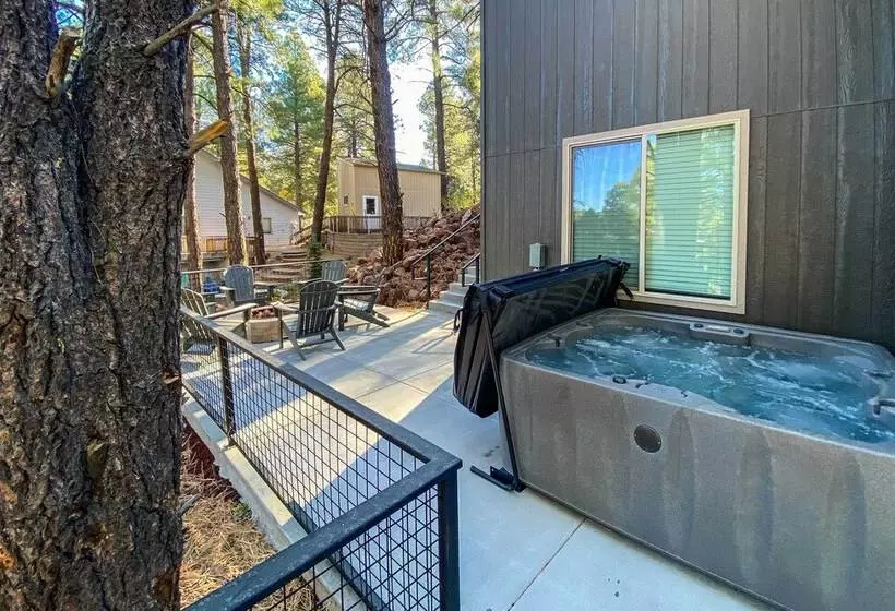 Lavish National Forest Retreat W/ Hot Tub + Views!