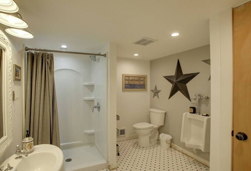 Modern Farmhouse W/ Movie Room 6 Mi To Lake!