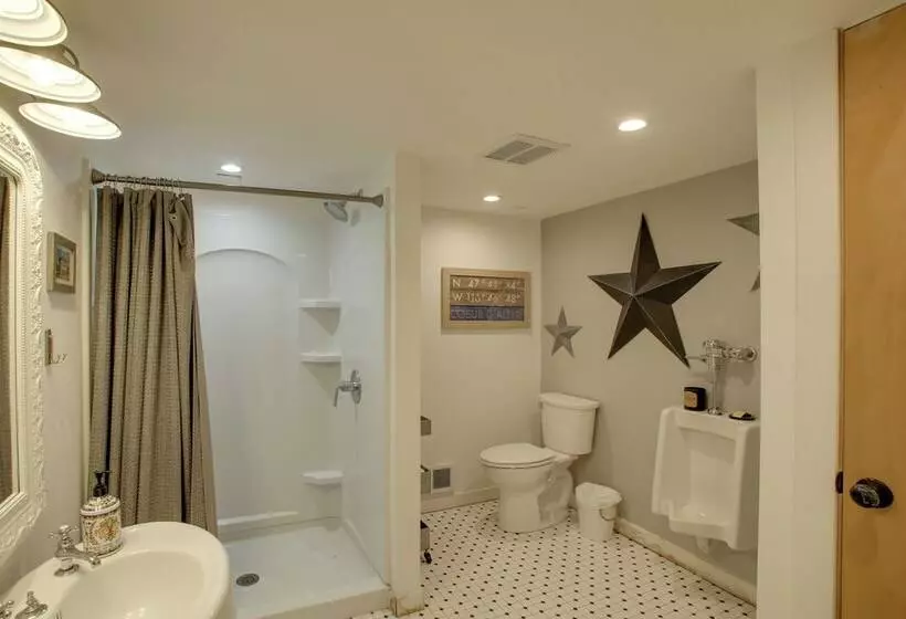 Modern Farmhouse W/ Movie Room   6 Mi To Lake!