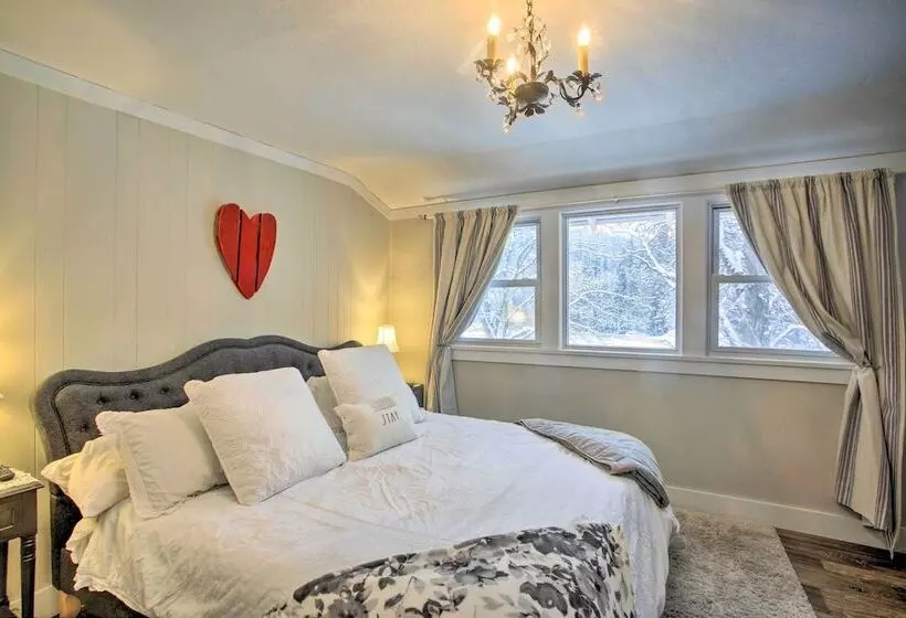 Modern Farmhouse W/ Movie Room   6 Mi To Lake!