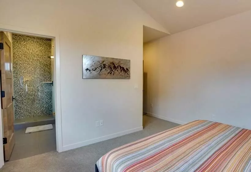 Mountain Base Lodge: 6 Miles To Downtown Bend