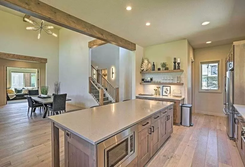 Mountain Base Lodge: 6 Miles To Downtown Bend