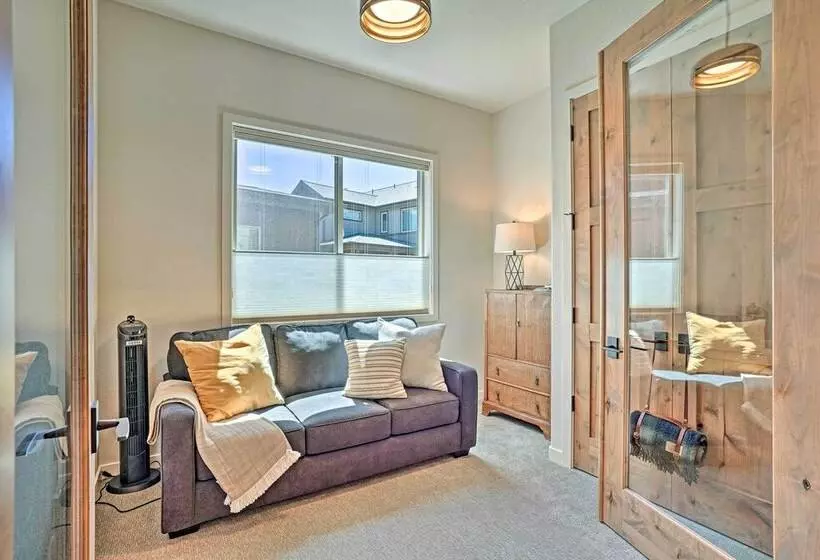 Mountain Base Lodge: 6 Miles To Downtown Bend