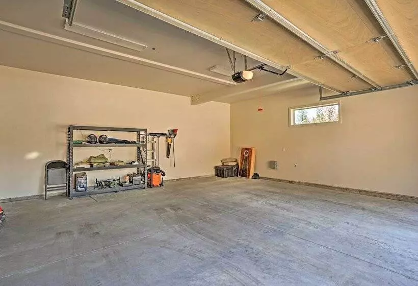 Mountain Base Lodge: 6 Miles To Downtown Bend