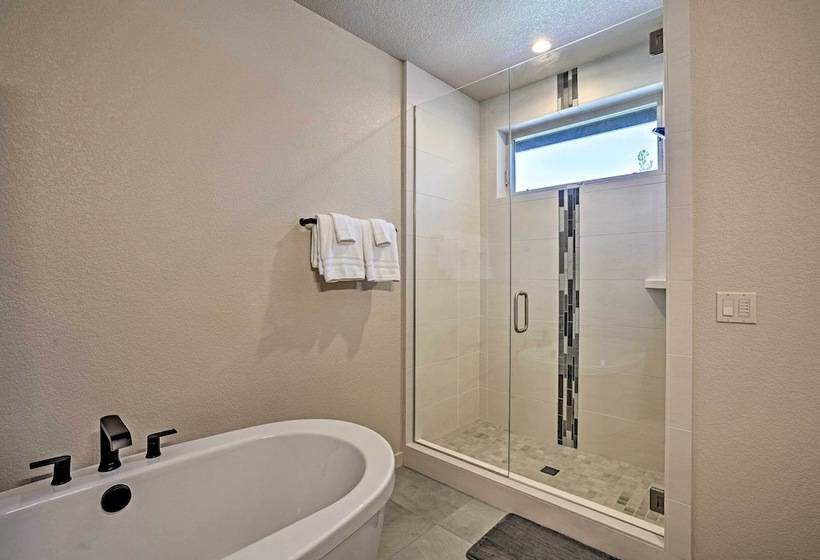 Mountain Base Lodge: 6 Miles To Downtown Bend