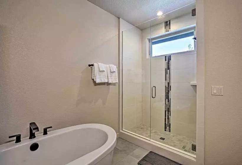 Mountain Base Lodge: 6 Miles To Downtown Bend