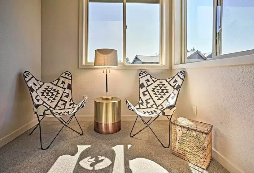 Mountain Base Lodge: 6 Miles To Downtown Bend