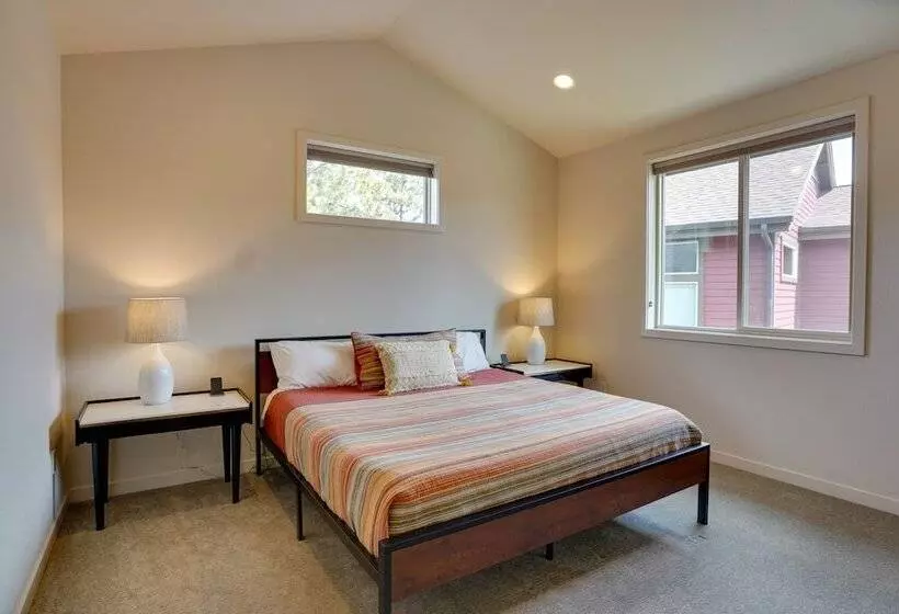 Mountain Base Lodge: 6 Miles To Downtown Bend