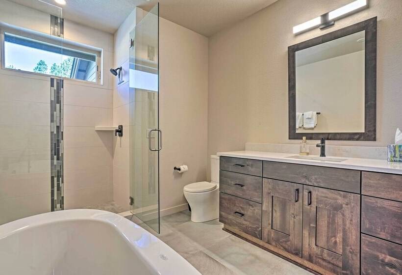 Mountain Base Lodge: 6 Miles To Downtown Bend