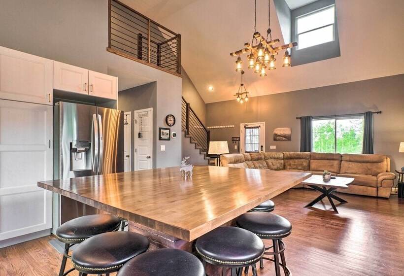 Mtn View Home On 3 Acres W/ Arcade & Hot Tub!