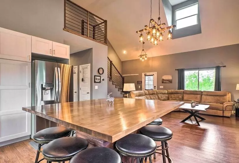 Mtn View Home On 3 Acres W/ Arcade & Hot Tub!