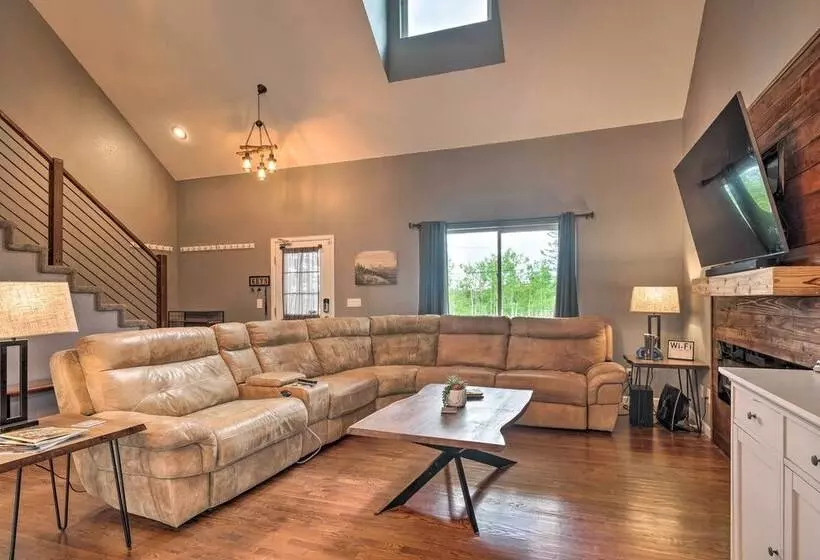 Mtn View Home On 3 Acres W/ Arcade & Hot Tub!