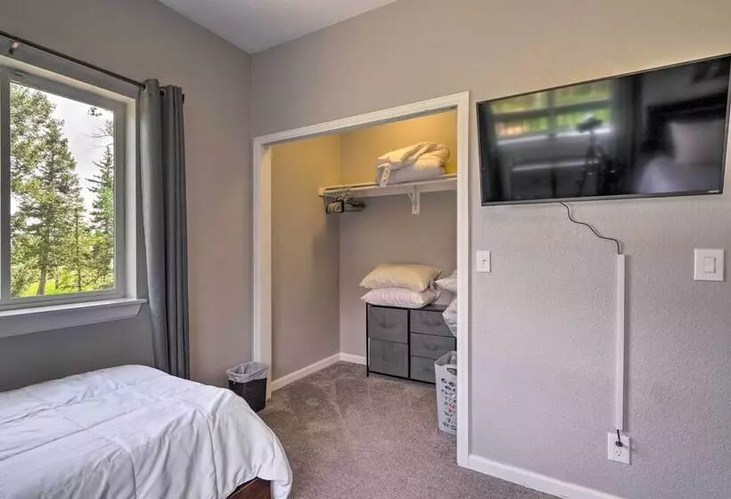 Mtn View Home On 3 Acres W/ Arcade & Hot Tub!