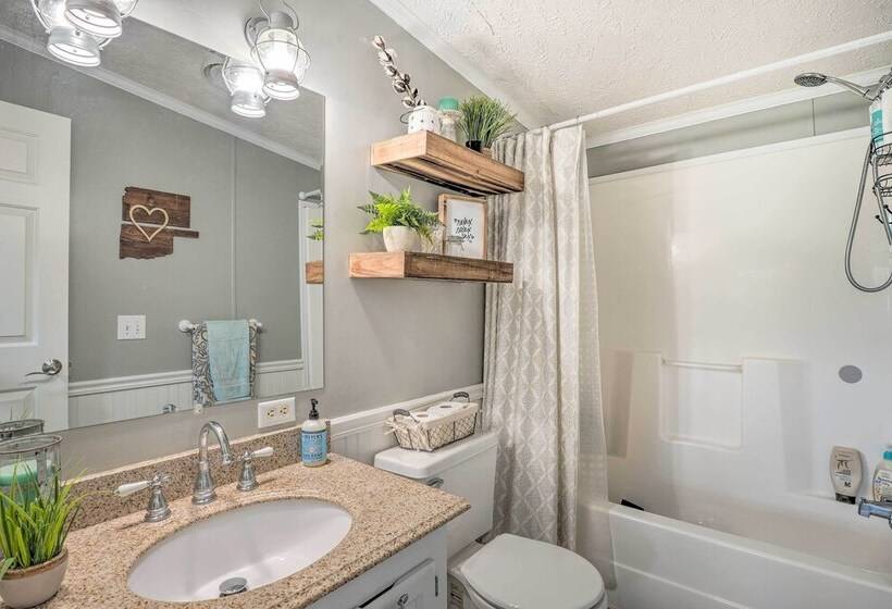 Noteworthy Cabin: Grill, Walk To Beaver Lake!