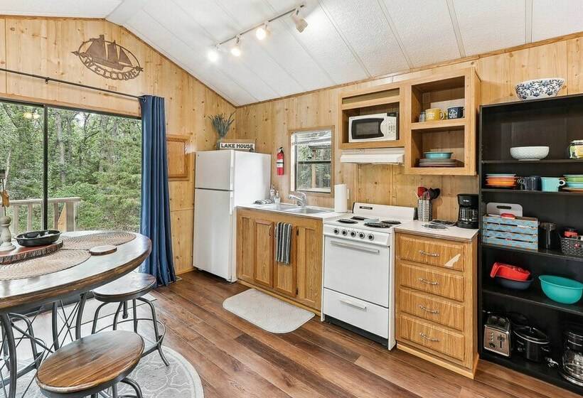 Oak Grove Nature Retreat W/ Kayaks & Mountain View