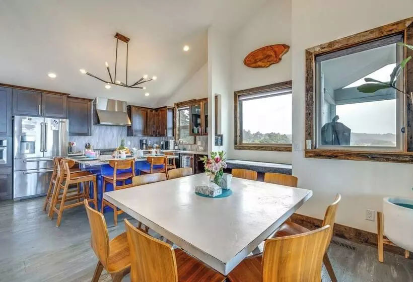 Oceanfront Home W/ Hot Tub, Sauna, 8 Mi To Newport