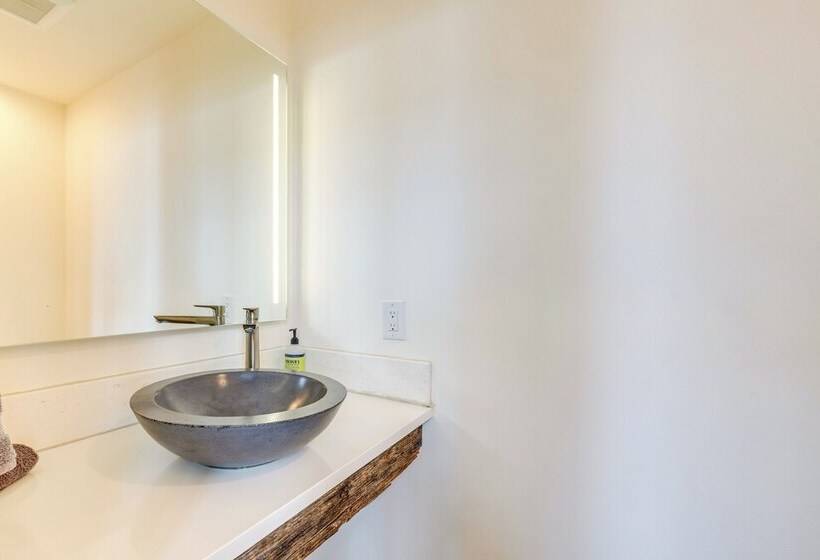 Oceanfront Home W/ Hot Tub, Sauna, 8 Mi To Newport