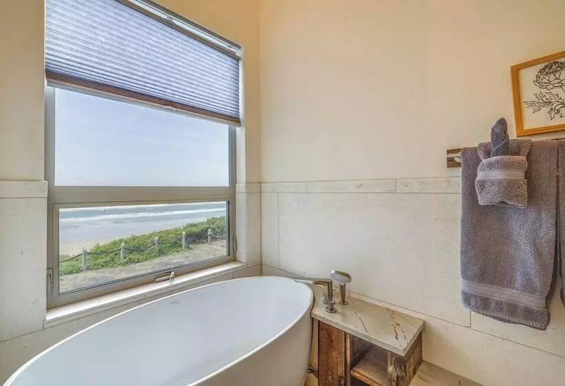 Oceanfront Home W/ Hot Tub, Sauna, 8 Mi To Newport