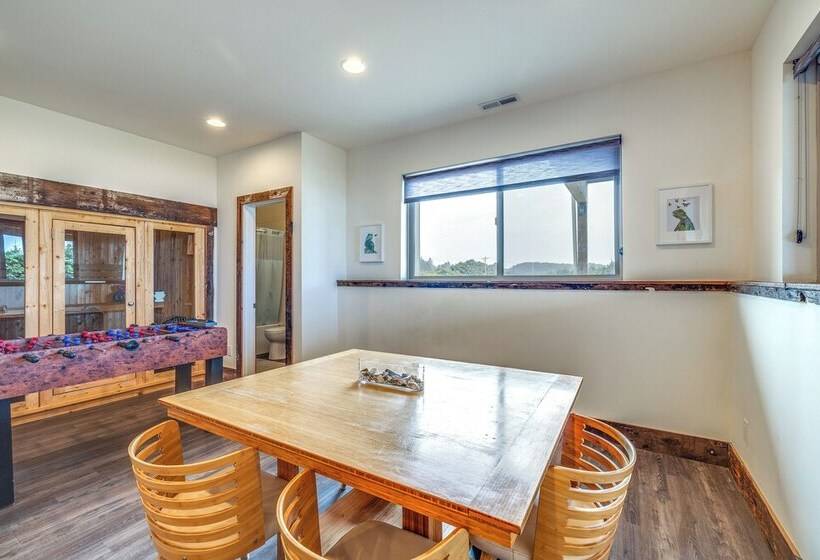 Oceanfront Home W/ Hot Tub, Sauna, 8 Mi To Newport