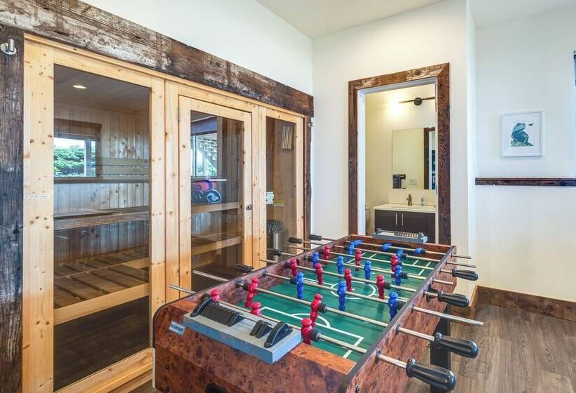 Oceanfront Home W/ Hot Tub, Sauna, 8 Mi To Newport