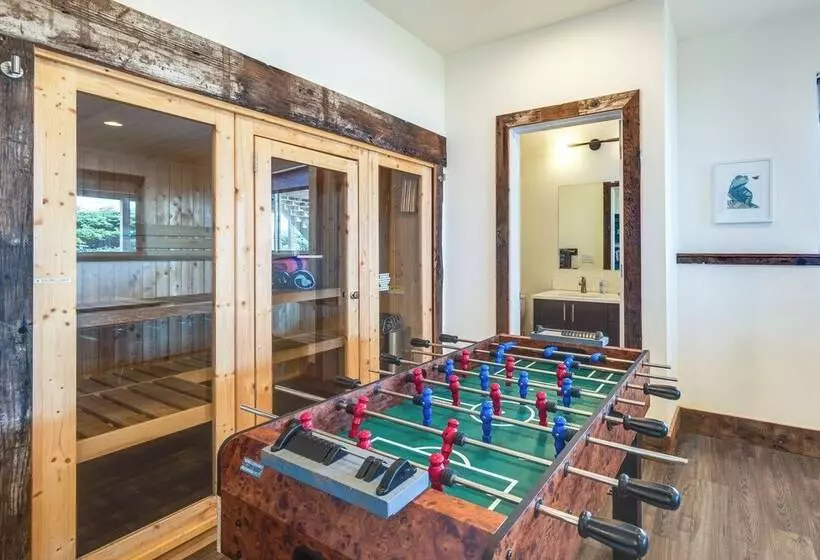 Oceanfront Home W/ Hot Tub, Sauna, 8 Mi To Newport