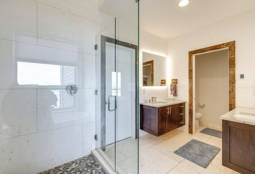 Oceanfront Home W/ Hot Tub, Sauna, 8 Mi To Newport