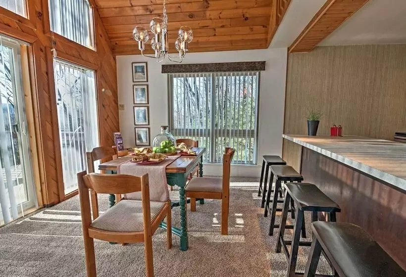 Poconos Cabin On 3 Acres   5 Mi To Blue Mountain!