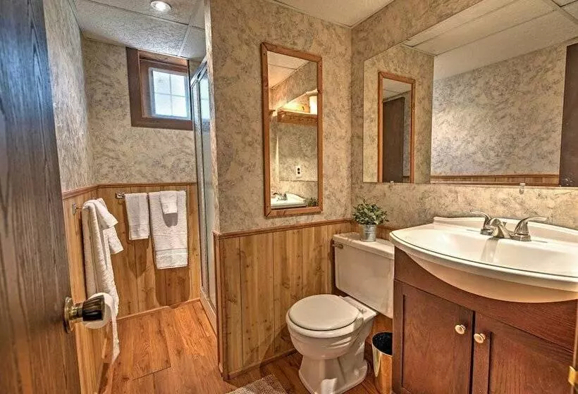 Poconos Cabin On 3 Acres   5 Mi To Blue Mountain!