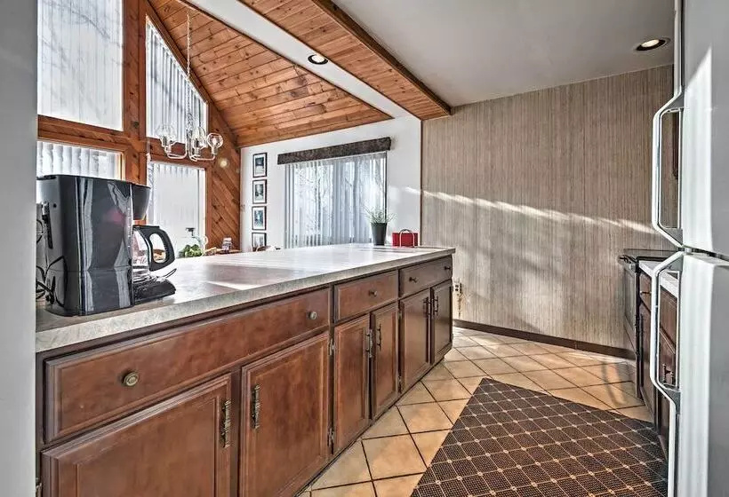 Poconos Cabin On 3 Acres   5 Mi To Blue Mountain!