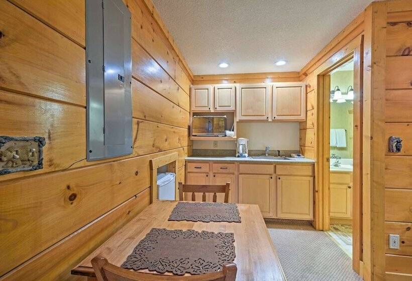 Pigeon Forge Resort Studio Cabin On Dollywood Ln!