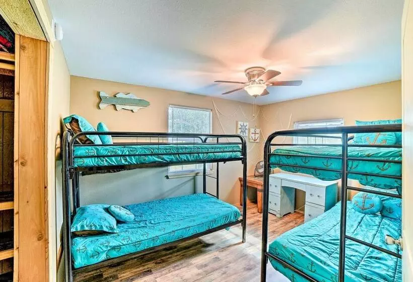 4 Mi To Beach & Fishing: Rockport Cottage W/ Deck!