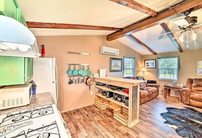 4 Mi To Beach & Fishing: Rockport Cottage W/ Deck!