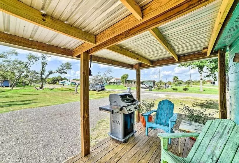 4 Mi To Beach & Fishing: Rockport Cottage W/ Deck!