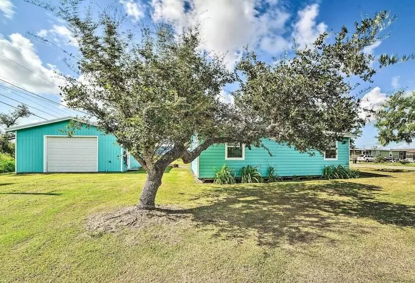 4 Mi To Beach & Fishing: Rockport Cottage W/ Deck!