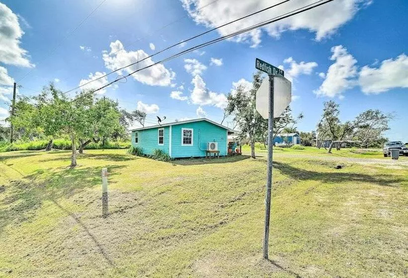 4 Mi To Beach & Fishing: Rockport Cottage W/ Deck!