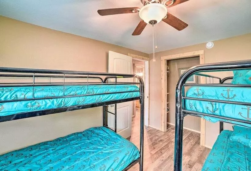 4 Mi To Beach & Fishing: Rockport Cottage W/ Deck!