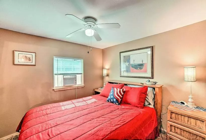 4 Mi To Beach & Fishing: Rockport Cottage W/ Deck!